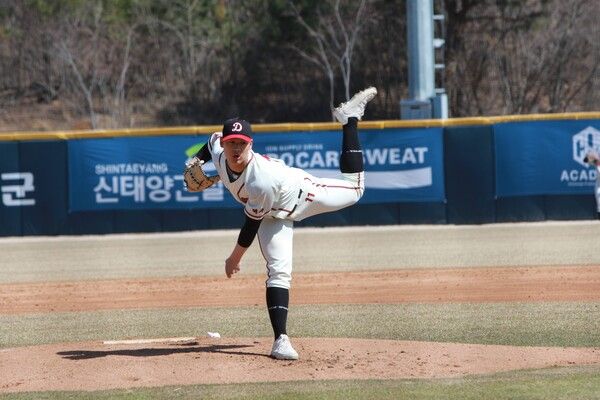 정현우선수가 역투하고 있다.&nbsp;사진┃덕수고 제공