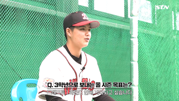 김태형 선수가 진지하게 인터뷰 질문에 답하고 있다.