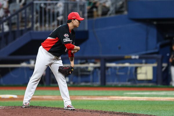 24일 서울 고척 스카이돔에서 열린 키움 히어로즈와의 경기에 6-2로 앞선 9회말 무사 1, 2루에서 구원등판해 KBO 리그 최연소 100세이브 기록을 달성한 정해영이 역투하고 있다. 사진┃KIA 타이거즈