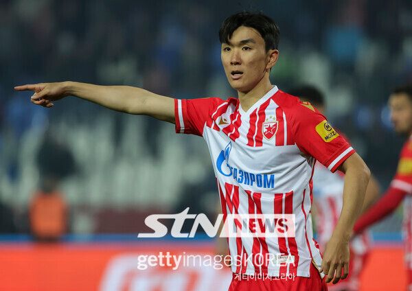 21일 세르비아 베오그라드에 위치한 스타디온 츠르베나 즈베즈다에서 열린 파르티잔과의 '2023~2024 세르비아 수페르리가' 플레이오프 A조 경기에 출전한 황인범이 팀 동료들에게 지시를 내리고 있다. 이날 즈베즈다는 3-2로 승리했다. 사진┃게티이미지코리아