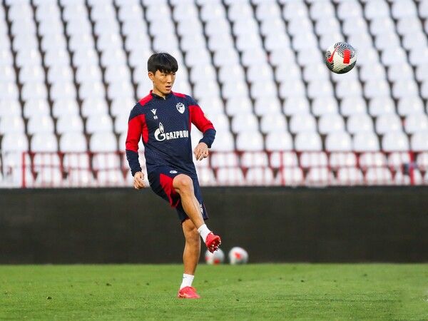 25일(이하 한국시간) 세르비아 베오그라드에 위치한 스타디온 츠르베나 즈베즈다에서 열린 '라이벌' 파르티잔과의 '2023~2024 세르비아컵' 준결승전에 선발 출전해 풀타임을 소화하며 자책골을 유도하는 등 2-0 팀 승리를 이끈 가운데 황인범이 팀 트레이닝센터에서 훈련에 임하고 있다. 사진┃츠르베나 즈베즈다 공식 SNS