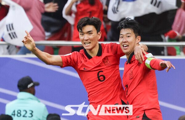 20일(현지시각) 카타르 도하 알투마마 스타디움에서 열린 아시아축구연맹(AFC) 2023 카타르 아시안컵 E조 조별예선 2차전 요르단과 대한민국의 경기, 후반 한국 황인범과 손흥민이 동점골이 터지자 기뻐하고 있다. 사진┃뉴시스