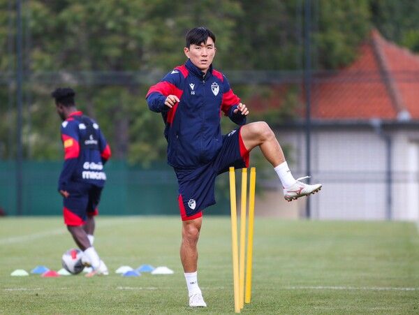 25일(이하 한국시간) 세르비아 베오그라드에 위치한 스타디온 츠르베나 즈베즈다에서 열린 '라이벌' 파르티잔과의 '2023~2024 세르비아컵' 준결승전에 선발 출전해 풀타임을 소화하며 자책골을 유도하는 등 2-0 팀 승리를 이끈 가운데 황인범이 팀 트레이닝센터에서 훈련에 임하고 있다. 사진┃츠르베나 즈베즈다 공식 SNS