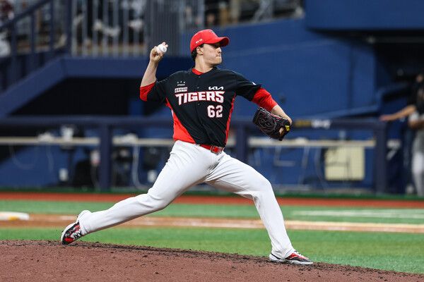 24일 서울 고척 스카이돔에서 열린 키움 히어로즈와의 경기에 6-2로 앞선 9회말 무사 1, 2루에서 구원등판해 KBO 리그 최연소 100세이브 기록을 달성한 정해영이 역투하고 있다. 사진┃KIA 타이거즈