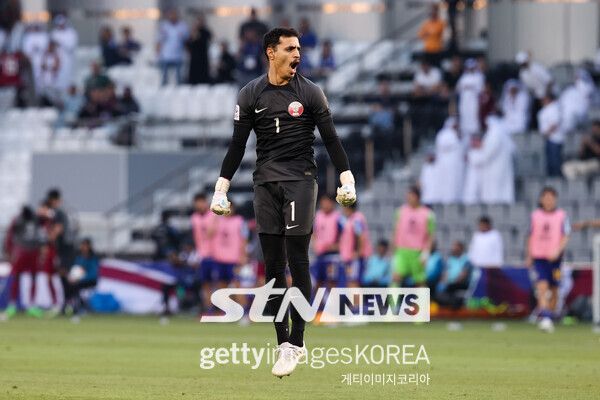 쿵푸킥으로 퇴장 당한 카타르 유세프 압둘라 골키퍼. 사진┃게티이미지코리아