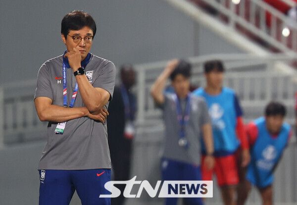 25일(현지시간) 카타르 도하 압둘라 빈 칼리파 스타디움에서 열린 2024 아시아축구연맹(AFC) U-23 아시안컵 8강전 대한민국과 인도네시아의 경기, 한국 황선홍 감독이 경기를 지켜보고 있다. 사진┃뉴시스