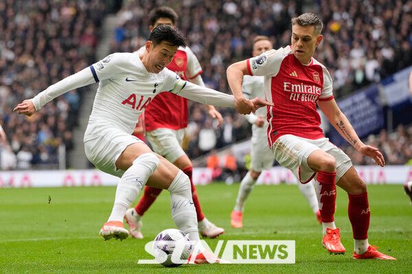 토트넘 홋스퍼의 손흥민(왼쪽)이 28일(현지시각) 영국 런던의 토트넘 홋스퍼 스타디움에서 열린 2023-24 프리미어리그(EPL) 35라운드 아스널과의 경기 중 공을 다투고 있다. 손흥민은 1-3으로 뒤진 후반 42분 페널티킥으로 팀의 두 번째 골(리그 16호)을 넣었고 팀은 2-3으로 패했다. 사진┃뉴시스/AP