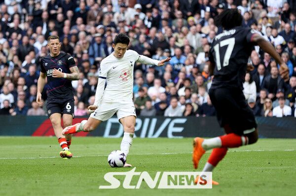 토트넘은 31일 0시(이하 한국시간) 영국 런던의 토트넘홋스퍼 스타디움에서 열린 '2023~2024 잉글랜드 프리미어리그(EPL)' 30라운드 루턴 타운과 홈에서 상대해 2-1 역전승을 거둔 가운데, 후반 41분 손흥민이 역전골을 넣고 환호하고 있다. 사진┃뉴시스/AP