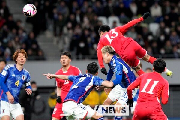 지난 21일 도쿄 국립경기장에서 일본과 북한의 2026년 국제축구연맹(FIFA) 월드컵 예선 경기에서 양팀 선수들이 공을 다투고 있다. 사진┃뉴시스/AP