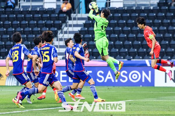 22일(현지시간) 카타르 알라이얀 자심 빈 하마드 스타디움에서 열린 2024 아시아축구연맹(AFC) U-23 아시안컵 조별리그 B조 3차전 대한민국과 일본의 경기, 일본 노자와 타이시가 대한민국의 슛을 막고 있다. 사진┃뉴시스