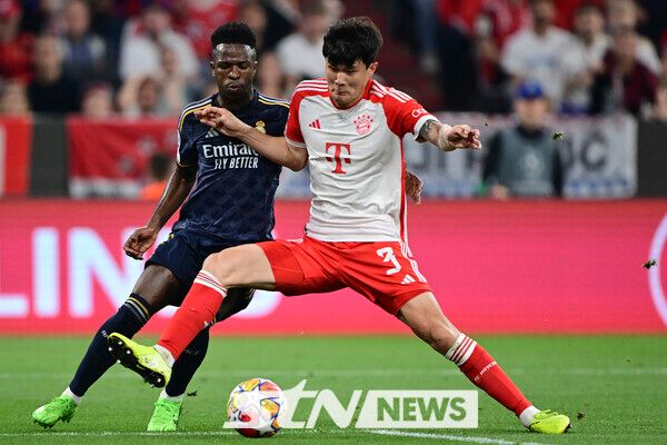 비니시우스 주니오르와 볼 경합을 펼치는 김민재. 사진┃뉴시스/AP