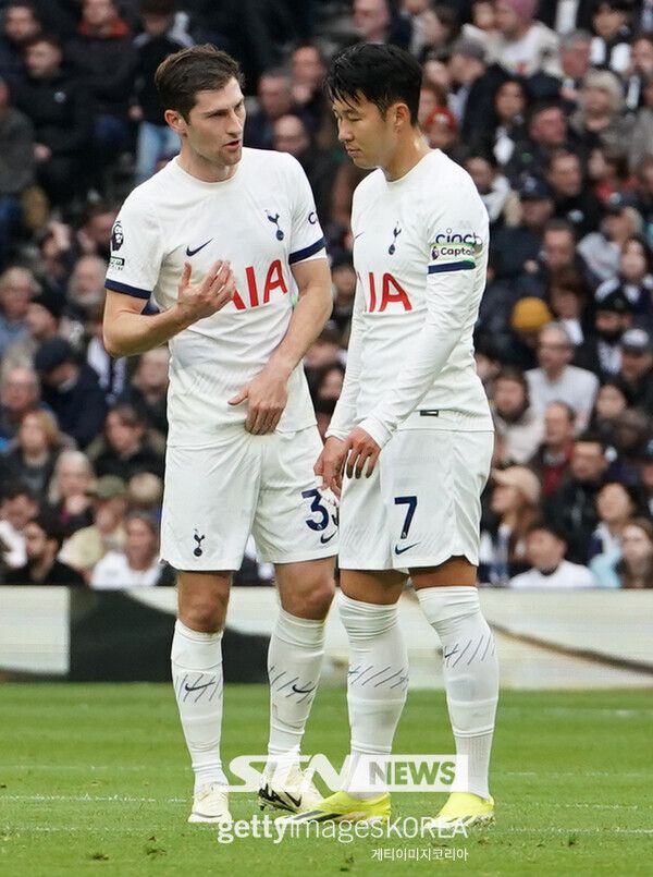 손흥민이 프리미어리그(EPL) 올해의 선수 후보에서 제외됐다. 엘링 홀란드, 마르틴 외데가르드, 데클란 라이스, 콜 팔머, 버질 판 다이크, 알렉산더 아이삭, 올리 왓킨스가 올랐다. 이번 시즌 측면이 아닌 최전방 공격수로 주로 출전하면서 득점력을 뽐내는 중이다. 17골 9도움을 기록하면서 엄청난 퍼포먼스를 선보이는 중인데도 이름을 올리지 못한 건 다소 충격적이다. 사진┃게티이미지코리아