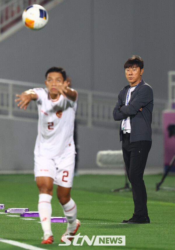 25일(현지시각) 카타르 도하 압둘라 빈 칼리파 스타디움에서 열린 2024 아시아축구연맹(AFC) U-23 아시안컵 8강전 대한민국과 인도네시아의 경기, 전반 인도네시아 신태용 감독이 경기를 지켜보고 있다. 사진┃뉴시스
