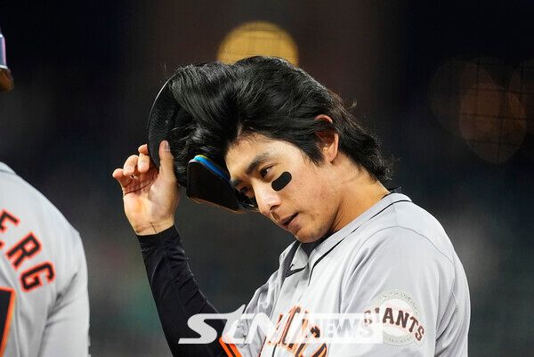 수비 중 부상을 당한 이정후. 사진┃뉴시스/AP