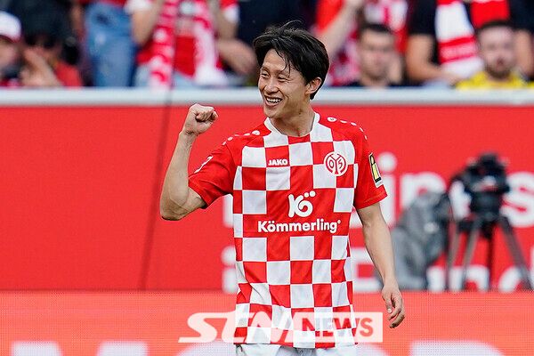 마인츠의 이재성이 11일(현지시각) 독일 마인츠의 메바 아레나에서 열린 2023-24 분데스리가 33라운드 보루시아 도르트문트와 경기 전반 23분 팀의 세 번째 골을 넣은 후 세리머니하고 있다. 이재성은 전반 19분에도 득점해 멀티 골을 기록하며 팀의 3-0 완승을 이끌었다. 사진┃뉴시스/AP