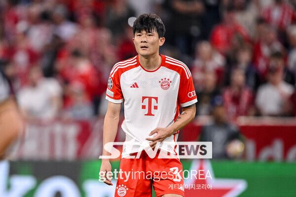 김민재가 바이에른 뮌헨에서 적신호가 켜질까? 적극적으로 활용하지 않는 토마스 투헬 감독의 잔류 분위기가 감지되는 중이다. 영국 매체 ‘가디언’은 16일 “바이에른 뮌헨이 후임 사령탑 찾기가 어려워지는 분위기다. 토마스 투헬 감독 잔류에 대해 합의점을 찾는 중이다. 다음 시즌도 지휘봉을 맡길 수도 있다”고 전했다.&nbsp;독일 매체 ‘빌트’는 “바이에른 뮌헨은 새로운 사령탑 찾기에 난항을 겪으면서 투헬 감독의 마음을 되돌리는 작업을 시작하기 시작했다. 최근 헤르베르트 하이너 회장, 울리 회네스 명예회장, 칼하인츠 루메니게 감독 위원회를 중심으로 유임에 대한 논의가 뜨거워지고 있다”고 덧붙였다. 사진┃게티이미지코리아