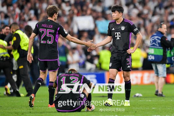 김민재가 바이에른 뮌헨에서 적신호가 켜질까? 적극적으로 활용하지 않는 토마스 투헬 감독의 잔류 분위기가 감지되는 중이다. 영국 매체 ‘가디언’은 16일 “바이에른 뮌헨이 후임 사령탑 찾기가 어려워지는 분위기다. 토마스 투헬 감독 잔류에 대해 합의점을 찾는 중이다. 다음 시즌도 지휘봉을 맡길 수도 있다”고 전했다.&nbsp;독일 매체 ‘빌트’는 “바이에른 뮌헨은 새로운 사령탑 찾기에 난항을 겪으면서 투헬 감독의 마음을 되돌리는 작업을 시작하기 시작했다. 최근 헤르베르트 하이너 회장, 울리 회네스 명예회장, 칼하인츠 루메니게 감독 위원회를 중심으로 유임에 대한 논의가 뜨거워지고 있다”고 덧붙였다. 사진┃게티이미지코리아