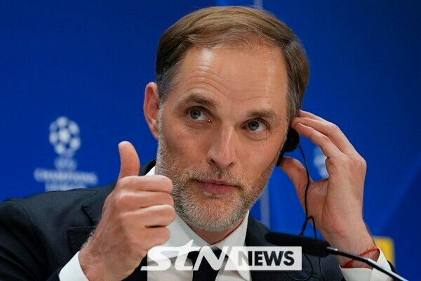 김민재가 바이에른 뮌헨에서 적신호가 켜질까? 적극적으로 활용하지 않는 토마스 투헬 감독의 잔류 분위기가 감지되는 중이다. 영국 매체 ‘가디언’은 16일 “바이에른 뮌헨이 후임 사령탑 찾기가 어려워지는 분위기다. 토마스 투헬 감독 잔류에 대해 합의점을 찾는 중이다. 다음 시즌도 지휘봉을 맡길 수도 있다”고 전했다.&nbsp;독일 매체 ‘빌트’는 “바이에른 뮌헨은 새로운 사령탑 찾기에 난항을 겪으면서 투헬 감독의 마음을 되돌리는 작업을 시작하기 시작했다. 최근 헤르베르트 하이너 회장, 울리 회네스 명예회장, 칼하인츠 루메니게 감독 위원회를 중심으로 유임에 대한 논의가 뜨거워지고 있다”고 덧붙였다. 사진┃뉴시스/AP