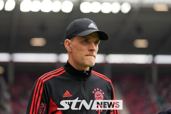 김민재가 바이에른 뮌헨에서 적신호가 켜질까? 적극적으로 활용하지 않는 토마스 투헬 감독의 잔류 분위기가 감지되는 중이다. 영국 매체 ‘가디언’은 16일 “바이에른 뮌헨이 후임 사령탑 찾기가 어려워지는 분위기다. 토마스 투헬 감독 잔류에 대해 합의점을 찾는 중이다. 다음 시즌도 지휘봉을 맡길 수도 있다”고 전했다.&nbsp;독일 매체 ‘빌트’는 “바이에른 뮌헨은 새로운 사령탑 찾기에 난항을 겪으면서 투헬 감독의 마음을 되돌리는 작업을 시작하기 시작했다. 최근 헤르베르트 하이너 회장, 울리 회네스 명예회장, 칼하인츠 루메니게 감독 위원회를 중심으로 유임에 대한 논의가 뜨거워지고 있다”고 덧붙였다. 사진┃뉴시스/AP