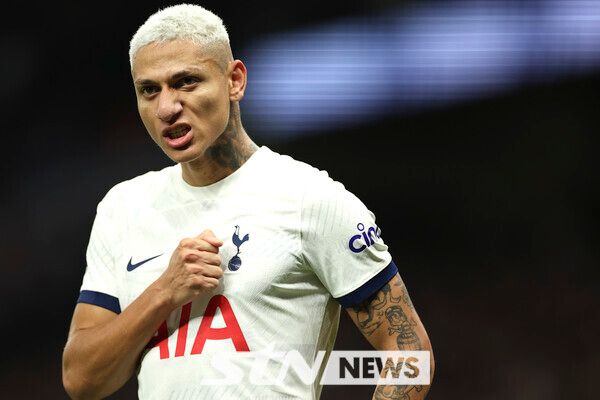 토트넘 홋스퍼가 노리는 본머스의 공격수 도미닉 솔란케. 영입을 위해 기존 자원 처분도 불사한다는 분위기다. 영국 매체 ‘토크 스포츠’는 23일 “토트넘은 본머스의 공격수 도미닉 솔란케 영입을 추진 중이다”고 전했다. 이어 “토트넘은 솔란케 영입을 위한 자금을 마련하기 위해 히샬리송을 처분할 의향이 있다”고 덧붙였다. 사진┃뉴시스/AP