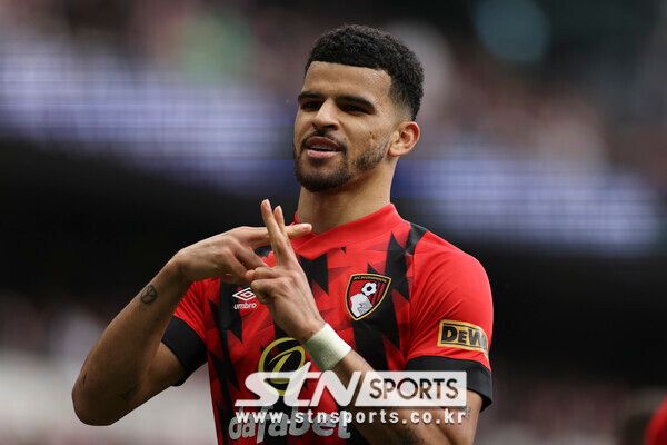 토트넘 홋스퍼가 노리는 본머스의 공격수 도미닉 솔란케. 영입을 위해 기존 자원 처분도 불사한다는 분위기다. 영국 매체 ‘토크 스포츠’는 23일 “토트넘은 본머스의 공격수 도미닉 솔란케 영입을 추진 중이다”고 전했다. 이어 “토트넘은 솔란케 영입을 위한 자금을 마련하기 위해 히샬리송을 처분할 의향이 있다”고 덧붙였다. 사진┃뉴시스/AP