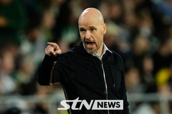 맨체스터 유나이티드의 관심을 받는 마우리시오 포체티노. 에릭 텐 하흐 감독 경질이 우선이다. 영국 매체 ‘더 타임즈’는 23일 “포체티노는 맨유가 에릭 텐 하흐 감독과 결별하고 사령탑 취임이 가능해지면 대화할 의향이 있다”고 전했다.┃뉴시스/AP