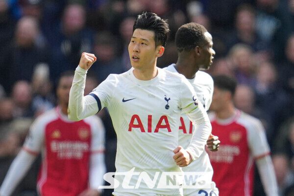 손흥민의 통산 3회 프리미어리그(EPL) 10-10 달성이 주목을 받았다. 축구 통계 사이트 ‘livescore’는 24일 “손흥민이 EPL 단일 시즌 10골 10도움을 3회 이상 달성한 여섯 번째 선수가 됐다”고 조명했다. 손흥민은 디디에 드록바와 어깨를 나란히 했고 에릭 칸토나, 프랭크 램파드, 모하메드 살라(4시즌), 웨인 루니(5시즌)의 기록을 넘본다. 사진┃뉴시스/AP