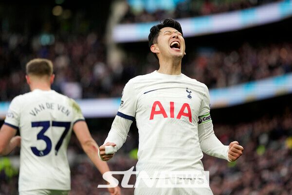 손흥민의 통산 3회 프리미어리그(EPL) 10-10 달성이 주목을 받았다. 축구 통계 사이트 ‘livescore’는 24일 “손흥민이 EPL 단일 시즌 10골 10도움을 3회 이상 달성한 여섯 번째 선수가 됐다”고 조명했다. 손흥민은 디디에 드록바와 어깨를 나란히 했고 에릭 칸토나, 프랭크 램파드, 모하메드 살라(4시즌), 웨인 루니(5시즌)의 기록을 넘본다. 사진┃뉴시스/AP