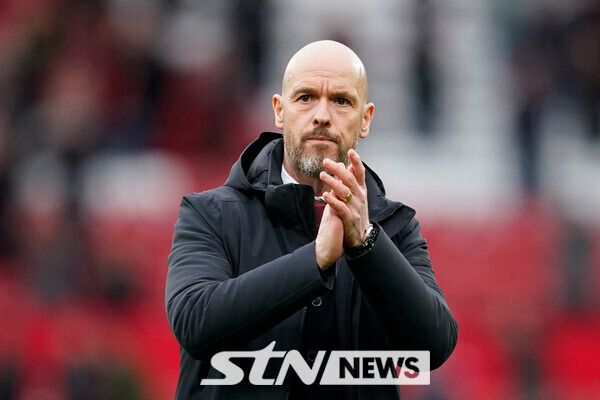 에릭 텐 하흐 감독이 맨체스터 유나이티드와 결별할 분위기가 감지되는 중이다. 리그, 챔피언스리그에서 최악의 성적을 보여주면서 지적을 피하지 못하는 중이며 경질설이 모락모락 피어나는 중이다.&nbsp;특히, 한 시즌 최다 패배, 1976/77시즌 이후 47년 만에 팀 단일 최다 실점 타이 기록 등 최악의 모습을 선보였다. 사진┃뉴시스/AP