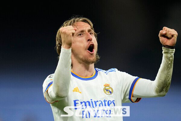 루카 모드리치가 레알 마드리드와 계속 함께할 예정이다. 글로벌 스포츠 매체 ‘ESPN’은 24일 “레알과 루카 모드리치는 1년 계약 연장에 합의했다”고 전했다. 이어 “레알은 모드리치의 폭넓은 경험이 매우 중요하다고 여기고 있다. 새로운 시즌 역시 스쿼드에 포함될 선수라고 판단했다”고 덧붙였다.사진┃뉴시스/AP