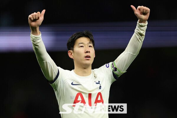 손흥민의 통산 3회 프리미어리그(EPL) 10-10 달성이 주목을 받았다. 축구 통계 사이트 ‘livescore’는 24일 “손흥민이 EPL 단일 시즌 10골 10도움을 3회 이상 달성한 여섯 번째 선수가 됐다”고 조명했다. 손흥민은 디디에 드록바와 어깨를 나란히 했고 에릭 칸토나, 프랭크 램파드, 모하메드 살라(4시즌), 웨인 루니(5시즌)의 기록을 넘본다. 사진┃뉴시스/AP