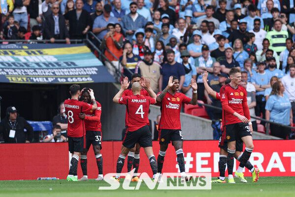 환호하는 맨체스터 유나이티드 선수들. 사진┃뉴시스/AP