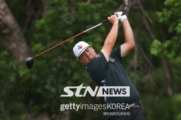 임성재(26·CJ)가 미국프로골프(PGA) 투어 ‘찰스 슈와브 챌린지(총상금 910만 달러)’ 2라운드 6번 홀에서 티샷을 날리고 있다. 이날 6언더파를 몰아치며 42계단이나 순위를 끌어올려 공동 4위로 도약했다. 사진┃게티이미지코리아