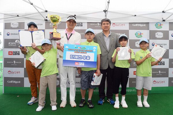 ‘2024 제1회 KPGA Junior League 패밀리 골프 대회’에서 우승을 차지한 에이밍65 골프 아카데미. 사진┃KPGA