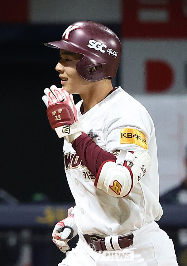 7일 오후 서울 구로구 고척스카이돔에서 열린 프로야구 2024 KBO리그 두산 베어스와 키움 히어로즈의 경기, 7회말 키움 선두타자 김휘집이 솔로홈런을 치고 세레머니를 하고 있다. 사진┃뉴시스