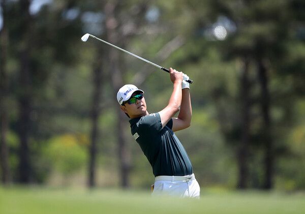 이정환(33·우리금융그룹)이 1번 홀 세컨드 샷을 날리고 있다. 31일 충북 충주에 위치한 킹스데일 골프클럽(파72·7334야드) 한국프로골프(KPGA) 투어 유일의 매치 플레이 대회인 ‘데상트코리아 매치 플레이(총상금 8억 원)’에서 가장 먼저 16강 진출에 성공했다. 사진┃KPGA