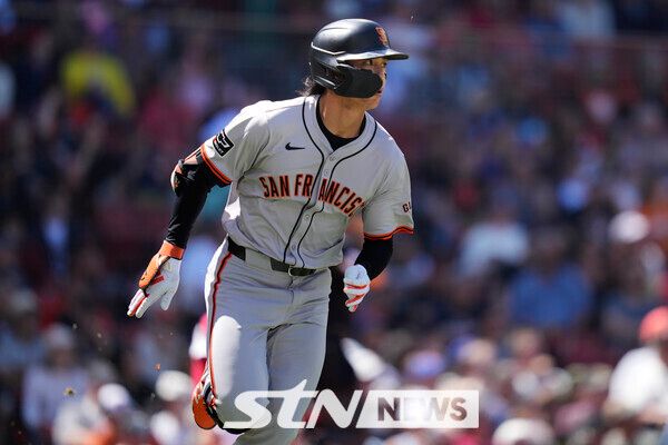 샌프란시스코 자이언츠의 이정후가 2일(현지시각) 미 매사추세츠주 보스턴의 펜웨이 파크에서 열린 메이저리그(MLB) 보스턴 레드삭스와의 경기 3회 초 중견수 뜬공 아웃되고 있다. 이정후는 4타수 무안타를 기록했고 팀은 3-1로 승리했다. 사진┃뉴시스/AP