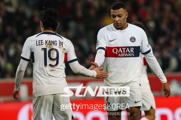 킬리안 음바페의 레알 마드리드 이적 발표가 임박한 분위기다. 유럽 축구 사정에 정통한 기자 파브리시로 로마노에 따르면 레알은 음바페에 대한 특별 공식 발표를 준비 중이다. 남은 건 계약서 서명 일뿐이다. 사진┃게티이미지코리아