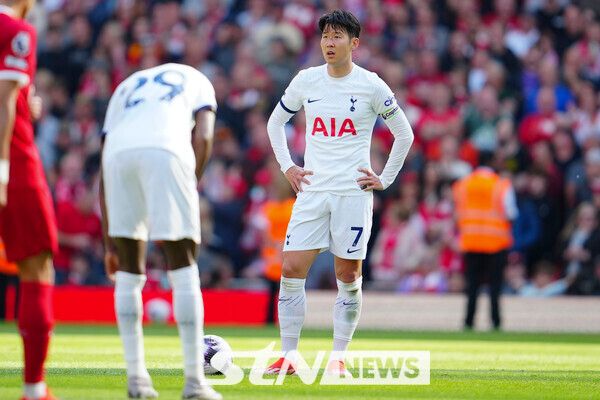 토트넘 홋스퍼는 지난 6일 오전 0시 30분(한국시간) 영국 리버풀에 위치한 안필드에서 치러진 리버풀과의 2023/24시즌 프리미어리그(EPL) 36라운드 경기에서 2-4로 패배했다. 손흥민의 EPL 300번째 경기였지만, 패배했다. 사진┃뉴시스/AP