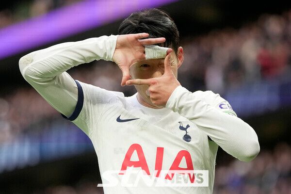 토트넘 홋스퍼의 손흥민이 2일(현지시각) 영국 런던의 토트넘 홋스퍼 스타디움에서 열린 2023-24 잉글랜드 프리미어리그(EPL) 27라운드 크리스털 팰리스와의 경기 후반 43분 팀의 3번째 골을 넣은 후 '찰칵' 세리머니를 하고 있다. 손흥민은 리그 13호 골을 기록하며 팀의 3-1 승리를 이끌었다. 사진┃뉴시스/AP