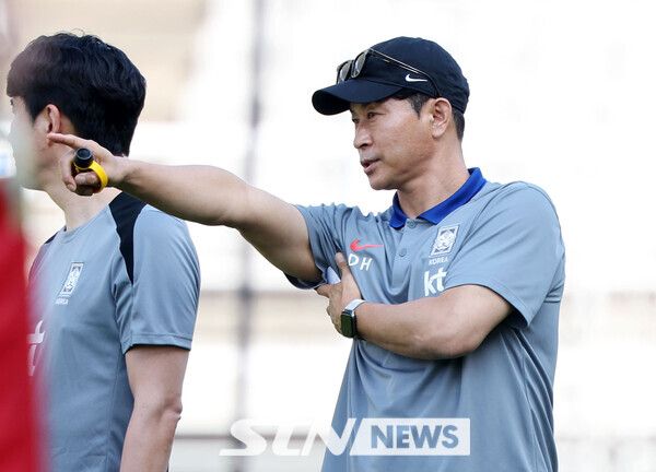 대한민국 축구대표팀 김도훈 임시 감독이 9일 오후 경기도 고양시 고양종합운동장에서 훈련하는 선수들의 모습을 바라보고 있다. 대표팀은 오는 11일 중국과 2026 국제축구연맹(FIFA) 북중미 월드컵 아시아 지역 2차 예선 경기를 치른다. 사진┃뉴시스