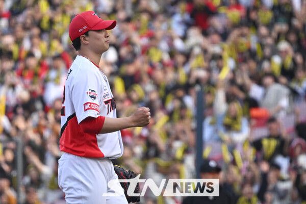 23일 오후 광주 북구 광주-기아챔피언스필드에서 열린 2024 신한 쏠뱅크 KBO리그 KIA 타이거즈 대 키움히어로즈의 경기, 9회 초 KIA 마무리 투수 정해영이 경기 승리 선언 직후 주먹을 쥐고 있다. 사진┃뉴시스