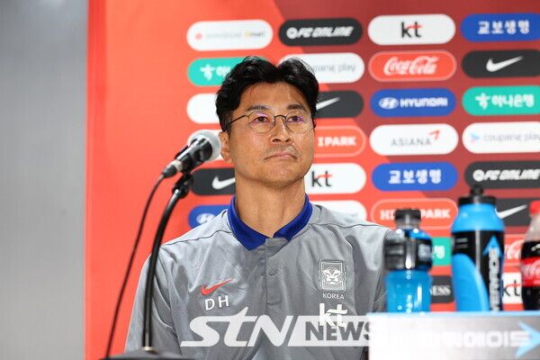 김도훈 대한민국 축구국가대표팀 감독이 10일 오후 경기 고양시 고양종합운동장에서 열린 공식 기자회견에서 발언하고 있다. 사진┃뉴시스