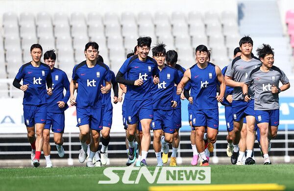 대한민국 축구국가대표팀 선수들이 10일 오후 경기 고양시 고양종합운동장에서 중국전을 앞두고 팀 러닝을 하고 있다. 사진┃뉴시스