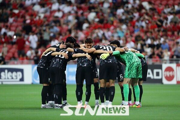 6일(현지시각) 싱가포르 더 내셔널 스타디움에서 열린 2026 북중미 월드컵 아시아 2차 예선 조별리그 C조 5차전 대한민국 대 싱가포르의 경기, 대한민국 선수들이 결의를 다지고 있다. 사진┃뉴시스/AP