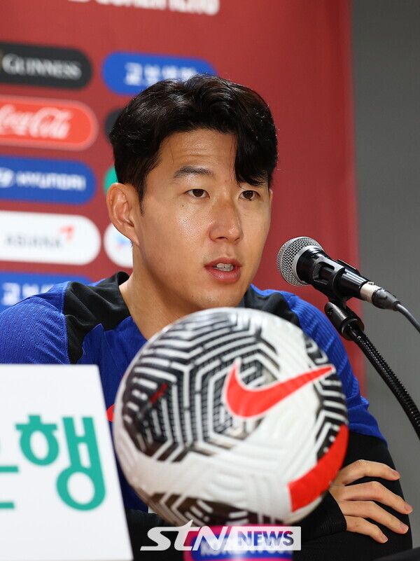 대한민국 축구국가대표팀 주장 손흥민이 10일 오후 경기 고양시 고양종합운동장에서 열린 공식 기자회견에서 발언하고 있다. 사진┃뉴시스