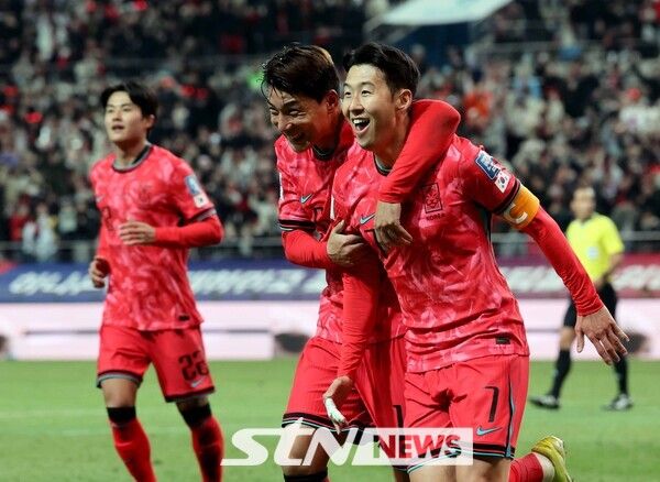 21일 서울월드컵경기장에서 열린 2026 FIFA 북중미 월드컵 아시아 2차 예선 대한민국과 태국의 경기, 대한민국 손흥민이 골을 넣고 기뻐하고 있다. 사진┃뉴시스