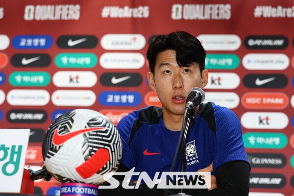 대한민국 축구국가대표팀 주장 손흥민이 10일 오후 경기 고양시 고양종합운동장에서 열린 공식 기자회견에서 발언하고 있다. 사진┃뉴시스