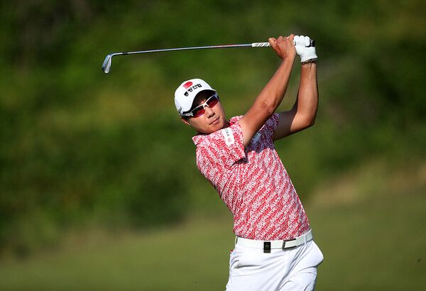 박경남 15번 홀 아이언 세컨드 샷 장면. 13일 강원도 춘천에 위치한 남춘천CC(파71·7335야드)에서 열린 한국프로골프(KPGA) 투어 ‘하나은행 인비테이셔널(총상금 13억 원·우승상금 2억 6천만 원)’ 1라운드에서 박경남은 보기 없이 버디만 6개를 잡아내 6언더파 65타를 기록했다. 사진┃KPGA