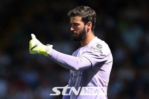 리버풀의 골키퍼 알리송. 대규모 제안을 거절한 후 잔류할 분위기다. 영국 매체 ‘풋볼 인사이더’는 13일 “알리송은 사우디아라비아 클럽 알 나스르의 대규모 제안을 거절했다”고 전했다. 이어 “알리송은 알 나스르의 제안을 거절한 후 리버풀에 잔류할 계획이다”고 덧붙였다. 사진┃뉴시스/AP